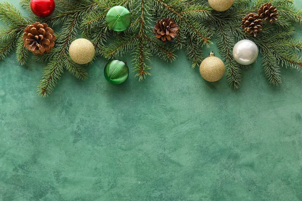 Fir Takken Met Kerstballen Dennenappels Groene Achtergrond — Stockfoto