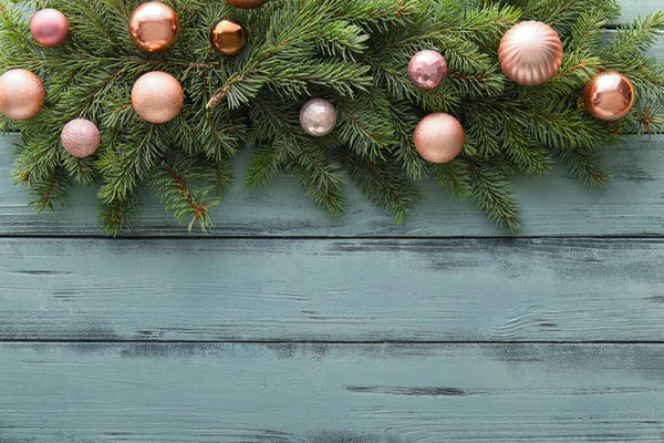 Branches Sapin Avec Belles Boules Noël Sur Fond Bois Couleur — Photo