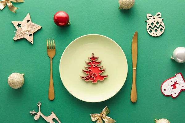 Dukning Med Vackra Julpynt Grön Bakgrund — Stockfoto
