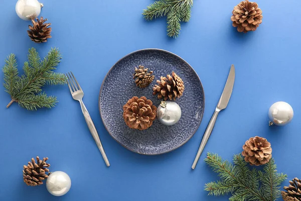 Schöne Tischdekoration Mit Weihnachtskugeln Tannenzweigen Und Zapfen Auf Blauem Hintergrund — Stockfoto