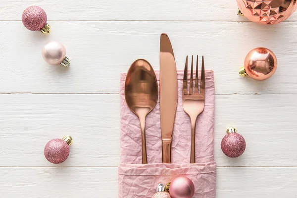 Servett Med Gyllene Bestick Och Julbollar Vit Trä Bakgrund Närbild — Stockfoto