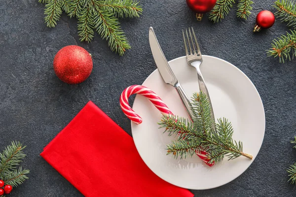 暗い背景にクリスマスボール キャンディー杖とモミの枝と美しいテーブルの設定 — ストック写真