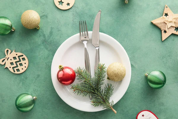 Prachtige Tafelsetting Met Kerstdecor Dennenboom Groene Achtergrond — Stockfoto