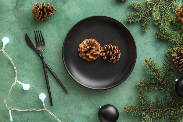 Schöne Weihnachtliche Tischdekoration Mit Leuchtenden Lichtern Tannenzweigen Und Zapfen Auf — Stockfoto