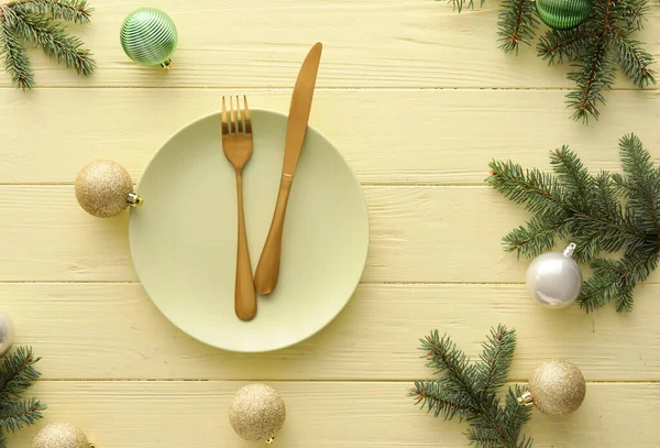 Hermosa Mesa Con Bolas Navidad Ramas Abeto Sobre Fondo Madera —  Fotos de Stock