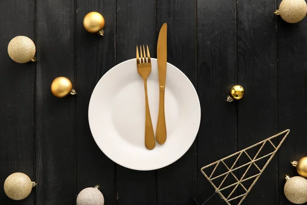 Schöne Tischdekoration Mit Weihnachtskugeln Auf Schwarzem Holzhintergrund — Stockfoto