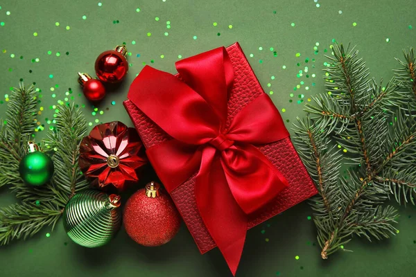 Összetétel Karácsonyi Ajándék Dekorációk Fenyő Ágak Színes Háttér Closeup — Stock Fotó