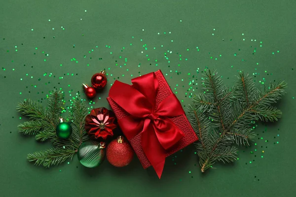 Composición Con Regalo Navidad Decoraciones Ramas Abeto Sobre Fondo Color —  Fotos de Stock