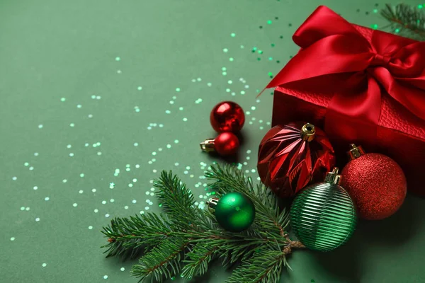 Sammensetning Med Julegave Dekorasjoner Gran Fargebakgrunn Nærbilde – stockfoto