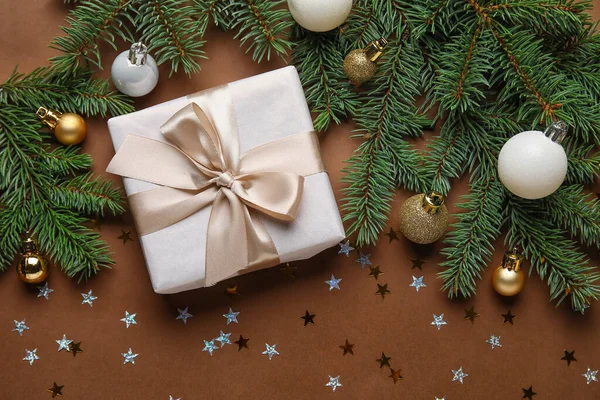 Σύνθεση Κλαδιά Ελάτης Μπάλες Χριστουγέννων Και Δώρο Φόντο Χρώματος — Φωτογραφία Αρχείου
