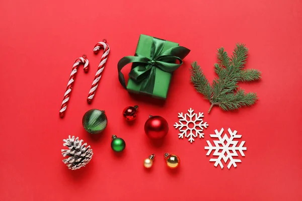 Composition Avec Cadeau Noël Décorations Branche Sapin Sur Fond Rouge — Photo