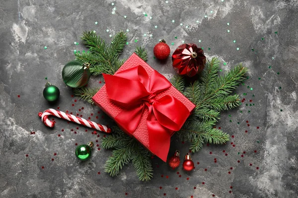 Composición Con Regalo Navidad Ramas Abeto Decoraciones Sobre Fondo Grunge —  Fotos de Stock