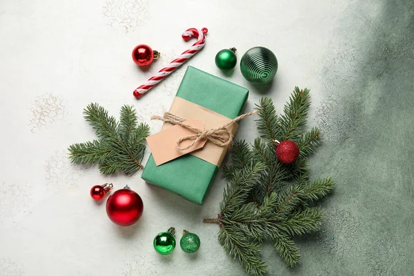 Σύνθεση Χριστουγεννιάτικο Δώρο Διακοσμήσεις Και Κλαδιά Ελάτης Φόντο Grunge — Φωτογραφία Αρχείου