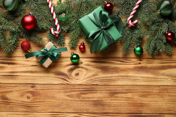 Köknar Dalları Noel Hediyeleri Ahşap Arka Planda Süslemeleri Olan Kompozisyon — Stok fotoğraf