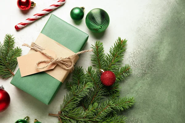 圣诞礼物 装饰品和冷杉枝条配搭的圣诞背景图 — 图库照片