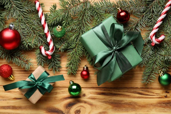 Σύνθεση Κλαδιά Ελάτης Χριστουγεννιάτικα Δώρα Και Διακόσμηση Ξύλινο Φόντο Closeup — Φωτογραφία Αρχείου