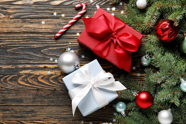 Σύνθεση Χριστουγεννιάτικα Δώρα Κλαδιά Ελάτης Και Διακόσμηση Ξύλινο Φόντο — Φωτογραφία Αρχείου