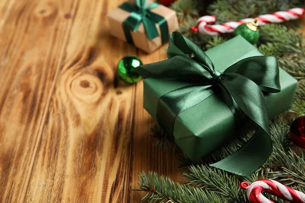 Schönes Weihnachtsgeschenk Auf Holzgrund Nahaufnahme — Stockfoto