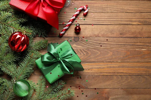 Composición Con Ramas Abeto Decoraciones Navideñas Regalos Sobre Fondo Madera —  Fotos de Stock