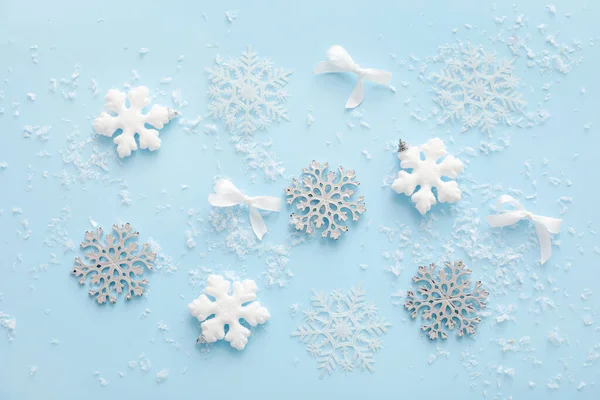 Композиция Красивыми Рождественскими Украшениями Снегом Цветном Фоне — стоковое фото