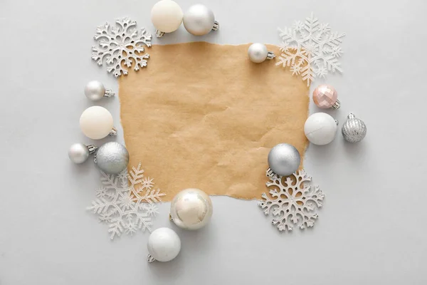 Açık Arkaplanda Bir Parça Kağıt Noel Süslemeleri Ile Kompozisyon — Stok fotoğraf