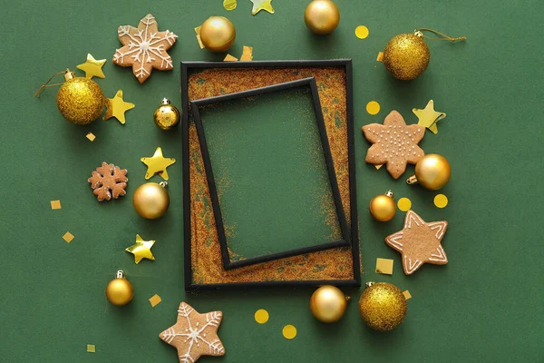 Composição Com Moldura Imagem Vazia Decorações Natal Biscoitos Fundo Verde — Fotografia de Stock