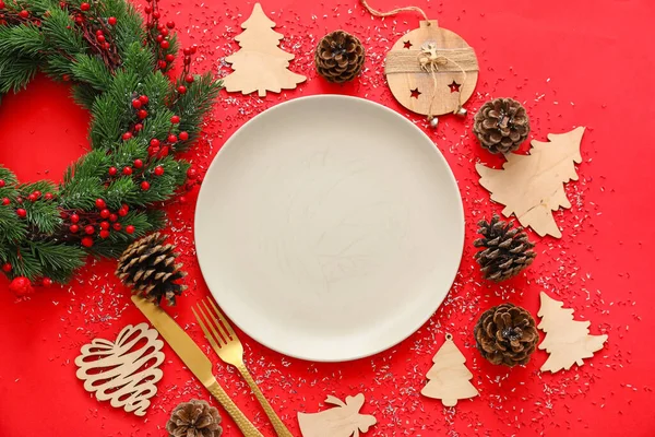 Composição Com Placa Decorações Natal Grinalda Cones Sobre Fundo Vermelho — Fotografia de Stock