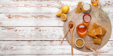 Açık ahşap zemin üzerinde tatlı bal ile kompozisyon metin için boşluk