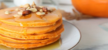 Lezzetli balkabaklı gözleme yığını masada, yakın plan.