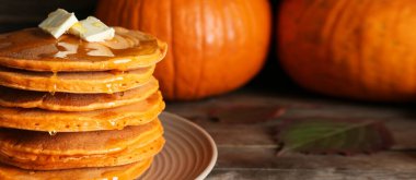 Tabak dolusu lezzetli balkabaklı gözleme, yakın plan.