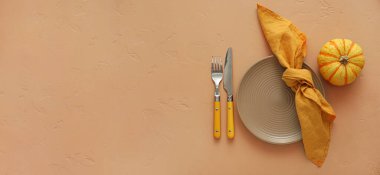 Bej arkaplanda balkabağı ve metin için boşluk içeren sonbahar tablosu ayarları