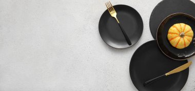 Açık arkaplan üzerinde taze balkabağı ile sonbahar masa ayarları metin için boşluk ile