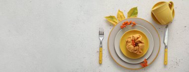 Düşen yapraklar ile sonbahar tablo ayarları ve metin için boşluk ile hafif arkaplan rowan