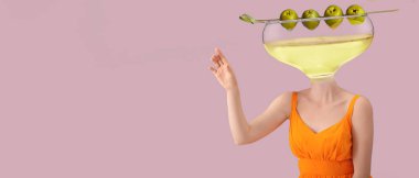 Kafası pembe arka planda, mesaj atmak için yeri olan bir bardak martini içen kadın.