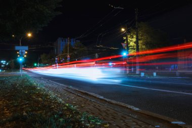 Gece sokak ışıklarıyla şehir yolu manzarası