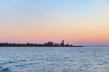 Güzel göl ve gökyüzü manzarası