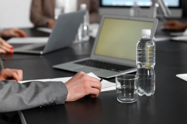 Ofiste toplanan işadamı, yakın çekim.