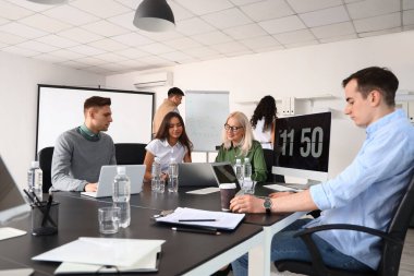İş arkadaşları ofiste toplantısı