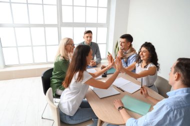 İş arkadaşları ofiste toplantı yapıyor.
