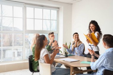 İş arkadaşlarının ofiste toplanması ne güzel.