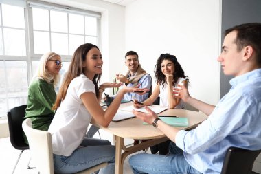 İş arkadaşları ofiste toplantı yapıyor.
