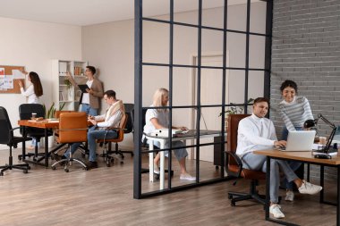 İş arkadaşları ofiste çalışıyor.