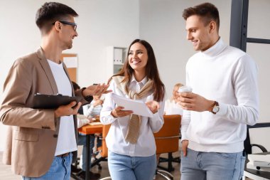 İş arkadaşları ofiste toplantı yapıyor.