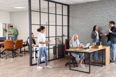 İş arkadaşlarının ofiste iş görüşmesi var.