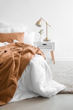 Masası, lambası ve vazosuyla aydınlık yatak odasının içi