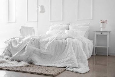 Işıl ışıl yatak odasının içinde sandalye ve lamba