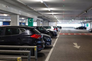 Arabalı otopark manzarası