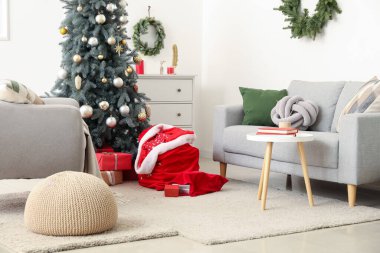 Güzel Noel ağacı, Noel çantaları ve hediyeleriyle modern oturma odasının şık bir iç mekanı.