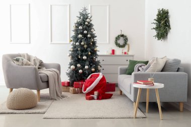 Güzel Noel ağacı, Noel çantaları ve hediyeleriyle modern oturma odasının şık bir iç mekanı.