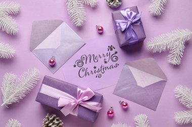 Kutlama kartı, zarf ve eflatun arkaplanlı hediye kutuları ile Noel kompozisyonu